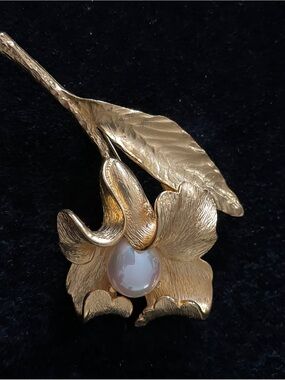 Vintage Ivana Couture Gold Floral Pearl Drop Brooch